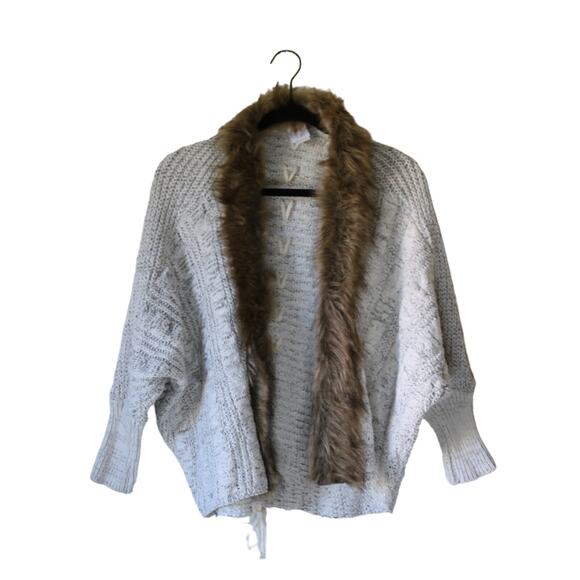 NWOT Dolman Sleeve Open Cardigan Cream Faux Fur Medium - Picture 1 of 8